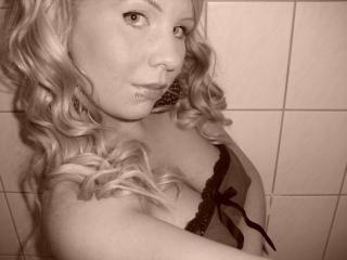 Sweet 18 sagt von sich: Hallo, ich bin zwar jung, aber total nass und tabulos. Meine s��e, enge P*ssy braucht es hart, und am liebsten hab ich es, wenn du bestimmst wo es langgeht.