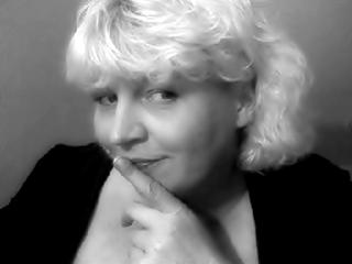 engel4u ist blond, weiblich,  heterosexuell und vollrasiert