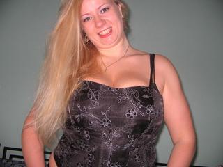 Kristine21 sagt von sich: Hallo, mein S�sser. Ich bin dein geiles K�tzchen Kristine, und ich will dich verf�hren! :) Bei meinen  Lieblingbesch�ftigungen steht Sex an erster Stelle. Ich brauche es oft und hart!