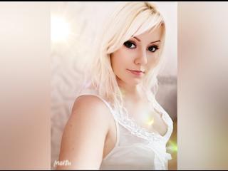 CrystallEyess ist blond, weiblich,  bisexuell und teilrasiert