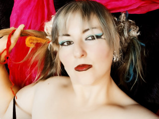 GeileKory ist blond, weiblich,  bisexuell und teilrasiert