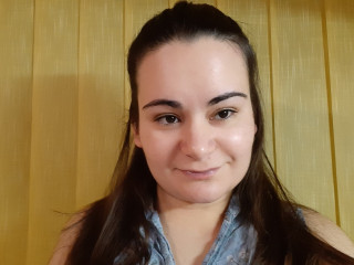 CalinnaGloss sagt von sich: Hello, I am here to express myself in the first place really. Also I am totally in to any fun you can imagine