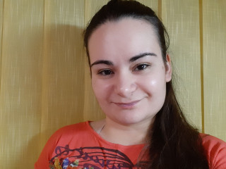 CalinnaGloss ist br�nett, weiblich,  bisexuell und vollrasiert