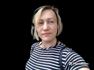 wLESLYMOSw ist blond, weiblich,  bisexuell und teilrasiert