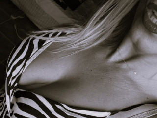 ? S��e Milf ? ist blond, weiblich,  bisexuell und teilrasiert