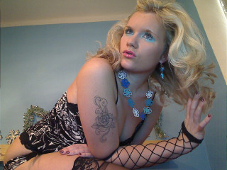 VersauteSexyLady sagt von sich: Hallchen. :-)

Mein Name ist Margaret. Ich bin 39 Jahre alt und schon geil. Ich liebe es, neue Leute kennen zu lernen und mit ihnen Spass zu haben.

Gerne chatte ich, zeige mich vor der Cam und drehe Clips. Ich bin offen fr neue Abenteuer :-) 

Ich warte auf Dich. Ksschen