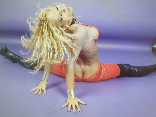 BimboBarbie sagt von sich: Ich kann es kaum erwarten, dich gl�cklich zu machen, also komm zu mir! Deine Fantasien werden wahr werden!