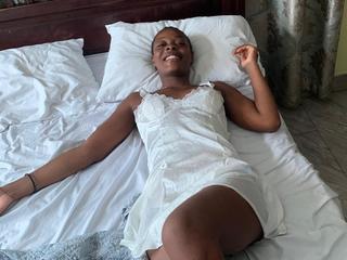 Die Livecam von Play with me baby bietet Devot, Dominant, Natursekt, Piercing, Rollenspiele, Sexspielzeug, SM-Sex, Spanking, Live-Dates im Sexchat