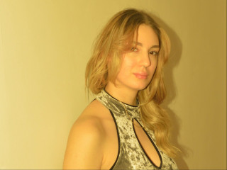 ayahitakayama18 ist blond, weiblich,  bisexuell und teilrasiert