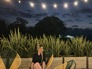 Nina Parker ist br�nett, weiblich,  bisexuell und vollrasiert