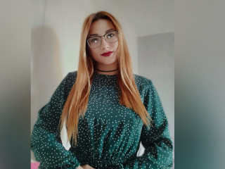Cherrycherr sagt von sich: Ich bin ein extrem temperamentvolles Mdchen mit langen Haaren, bezaubernden Augen, einem hypnotisierenden Lcheln, Lippen, die so kssbar sind und einem heien Krper, der dich verrckt machen wird