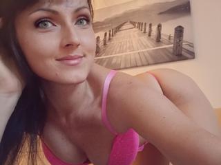 SquirtClaire ist schwarz, weiblich,  bisexuell und teilrasiert