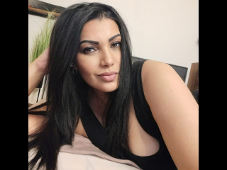 Belise Chappelle sagt von sich: Ich bin deine Traumfrau mit braunen Haaren und einigen ppigen weiblichen Kurven.

Man knnte sagen, ich bin die perfekte Mischung aus s und scharf - ich wei, was ich will, und ich habe keine Angst, es zu erreichen.