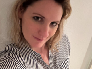NoraNoxx sagt von sich: Von einem planbaren, gradlinigen Leben habe ich genug - deshalb lebe ich mich jetzt voll aus! Mit 37 wei� ich so langsam was ich will ;-) also, finde es heraus!