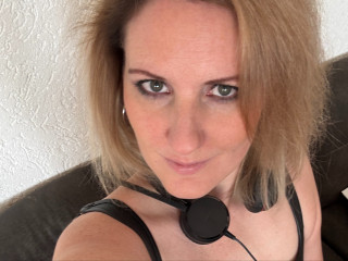NoraNoxx ist blond, weiblich,  bisexuell und vollrasiert