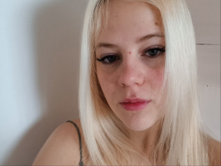 merrilyn18 ist blond, weiblich,  bisexuell und vollrasiert