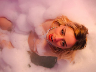 Mia Moore - Ich bin ein Mdchen voller Orgasmen - live,chat,