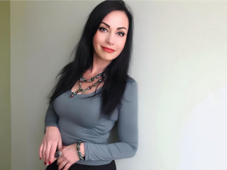 RoxolanaDrim sagt von sich: Ich bin hier fr dich und nur fr dich. Die meisten Leute denken, ich bin ein bisschen verrckt, aber ich bin immer noch auf der Suche nach einer wahren Liebe hier. Ich kann eine intelligente Dame mit Manieren sein, ich kann deine kleine schmutzige Frau sein. Es hngt alles von dir ab ;)