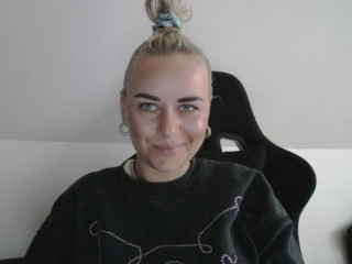 HornyVicky sagt von sich: Hallo Mnner! Ich bin sexschtig und stehe total auf irren Sex!! Wenn Du Bock auf Sex hast und 100 % auf Spass stehst, dann besuch mich unbedingt im Chat! Oh... schau mal! Bin gerade online! Also, auf was warten wir noch? Meine Hammertitten und mein nackter, geiler Krper warten auf deine Zunge.. ;)