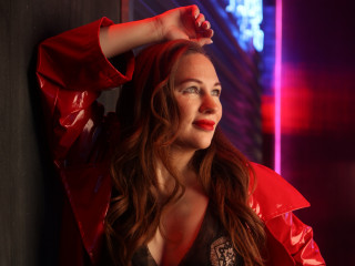 DashaHart ist blond, weiblich,  bisexuell und vollrasiert