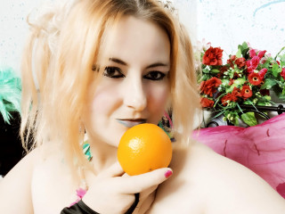 GeileKory ist blond, weiblich,  bisexuell und teilrasiert