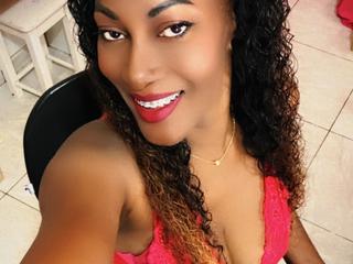 MistressAnna ist schwarz, weiblich,  bisexuell und teilrasiert