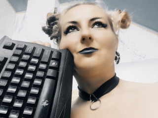 GeileKory ist blond, weiblich,  bisexuell und teilrasiert
