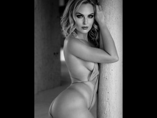 MeridiannS sagt von sich: Ich bin hier f�r dich und nur f�r dich. Die meisten Leute denken, ich bin ein bisschen verr�ckt, aber ich bin immer noch auf der Suche nach einer wahren Liebe hier. Ich kann eine intelligente Dame mit Manieren sein, ich kann deine kleine schmutzige Schlampe sein. Es h�ngt alles von dir ab