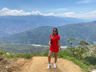 Sofiapeach ist braun, weiblich,  heterosexuell und teilrasiert