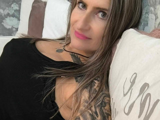 KatyStar ist blond, weiblich,  bisexuell und teilrasiert
