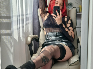 Redtemptation sagt von sich: Ich bin eine rothaarige Kolumbianerin mit einer rastlosen Seele und einem Lcheln, das nie stillstehen kann. Beruflich bin ich Model, aber im Herzen eine Abenteurerin. Ich liebe es, neue Kontakte zu knpfen, Blicke auf mich zu ziehen und Spuren zu hinterlassen, die schwer zu vergessen sind.