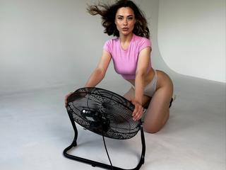 LisaDiamond ist blond, weiblich,  bisexuell und vollrasiert