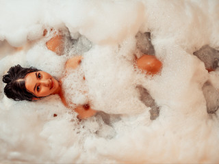 BridgetteBri sagt von sich: Hallo Schatz, ich bin Bridgette Bri,



Ich definiere mich als eine strahlende Person, voller Energie und viel Fantasie, ich liebe es auch, jeden Tag zu ficken, zu spritzen, einen starken Orgasmus zu haben, der mir die Knie fallen lassen kann, ich habe groen Appetit und Trume, die ich hoffentlich te
