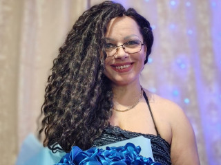 AngellaFly ist brnett, weiblich,  bisexuell und vollrasiert