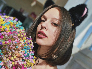 PrettyEllie ist braun, weiblich,  bisexuell und vollrasiert