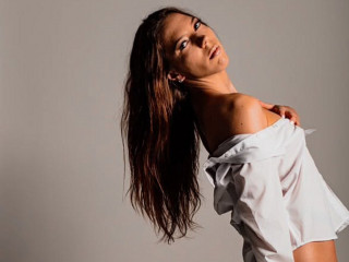 emmalyim4u sagt von sich: ich liebe es zu tanzen, geniee meine Zeit hier mit dir und komme viel