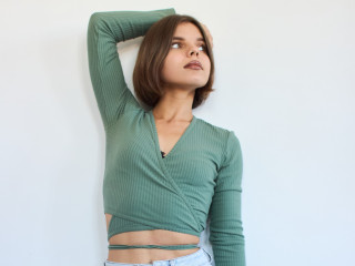 AdelinaMiau sagt von sich: Hallo Leute! Ich werde euch etwas �ber mich erz�hlen, damit ihr mich ein bisschen besser kennenlernen k�nnt. Ich bin ein leidenschaftliches M�dchen, das gerne l�chelt und Spa� hat. Ich finde, dass meine Augen perfekt strahlen, und wenn man sie ansieht, kann man sich darin verlieren.