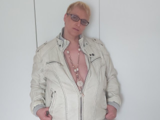 sternenstaub ist blond, weiblich,  heterosexuell und vollrasiert