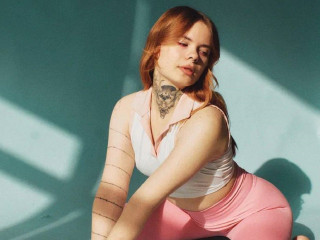 KayaMiller ist rot, weiblich,  bisexuell und vollrasiert