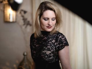 NoraNoxx sagt von sich: Von einem planbaren, gradlinigen Leben habe ich genug - deshalb lebe ich mich jetzt voll aus! Mit 37 wei ich so langsam was ich will ;-) also, finde es heraus!