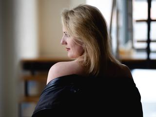 NoraNoxx ist blond, weiblich,  bisexuell und vollrasiert