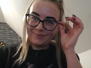 HornyVicky sagt von sich: Hallo Mnner! Ich bin sexschtig und stehe total auf irren Sex!! Wenn Du Bock auf Sex hast und 100 % auf Spass stehst, dann besuch mich unbedingt im Chat! Oh... schau mal! Bin gerade online! Also, auf was warten wir noch? Meine Hammertitten und mein nackter, geiler Krper warten auf deine Zunge.. ;)