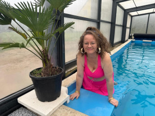 Jasmin vollbusig100dd ist braun, weiblich,  heterosexuell und nicht rasiert