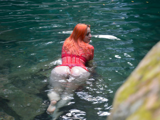 Mia Moore ist rot, weiblich,  bisexuell und vollrasiert