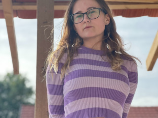 glossybabe18 sagt von sich: Ich liebe es, mit meinem Krper zu spielen, ich habe so viele Spielzeuge, komm und sieh mir beim Spielen zu. Es bereitet mir Vergngen, wenn du mir zusiehst, lass uns richtig loslegen.