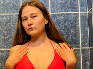 glossybabe18 ist blond, weiblich,  bisexuell und vollrasiert