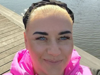 HornyVicky ist blond, Gruppe,  bisexuell und nicht rasiert