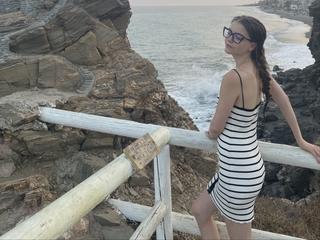 lisamccoy ist brnett, weiblich,  bisexuell und teilrasiert