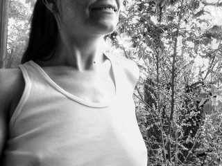 Ama Switch ist blond, weiblich,  heterosexuell und teilrasiert