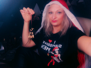 Monic ist blond, weiblich,  bisexuell und stark behaart